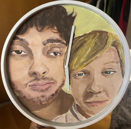 Mis dos hermanos en 0.5 en un reloj